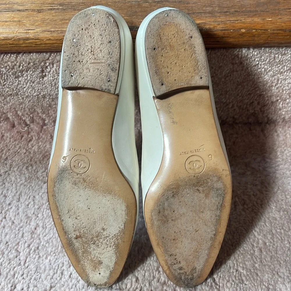 CHANEL Vintage Off-White Leather Flats 6 - Picture 9 of 10